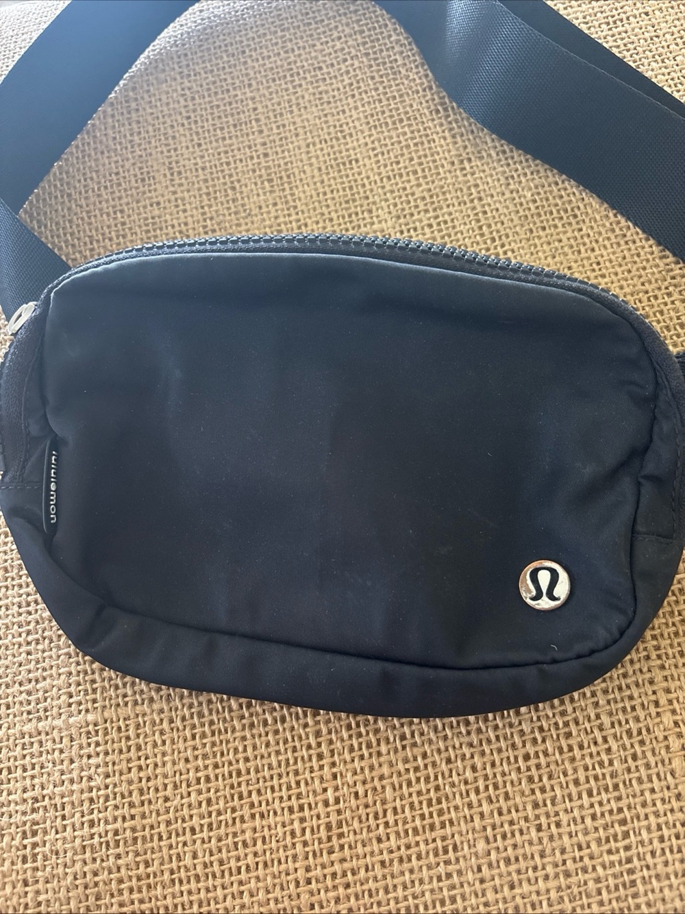 Lululemon Everywhere Belt Crossbody Bag Black Fanny Pack EUC-adjustable - Picture 3 of 8